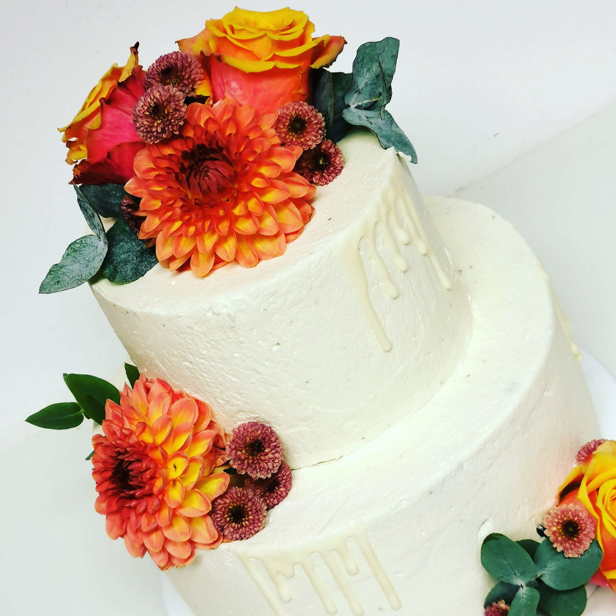 mehrstöckige Torte mit orangen Blumen von PETIT DESSERTS