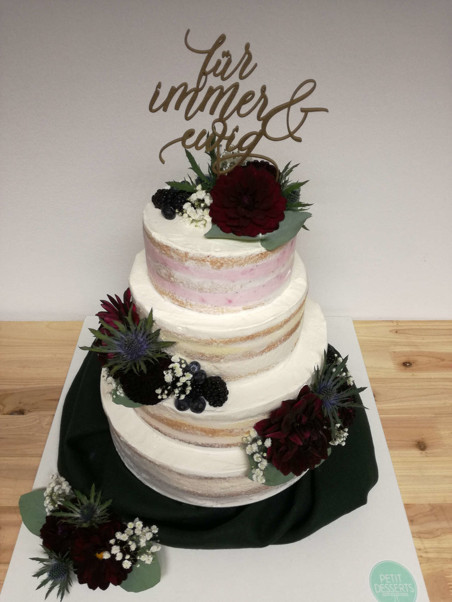 Hochzeitstorte Naked Cake mit dunklen Blumen PETIT DESSERTS