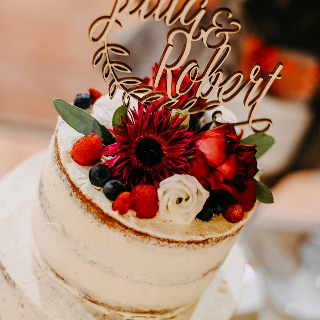 Hochzeitstorte Naked Cake mit Blumen von PETIT DESSERTS
