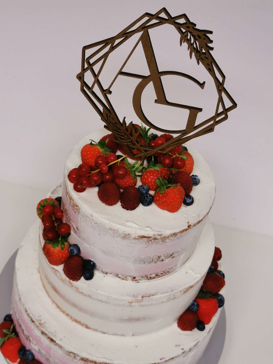 Hochzeitstorte Naked Cake mit roten Beeren von PETIT DESSERTS