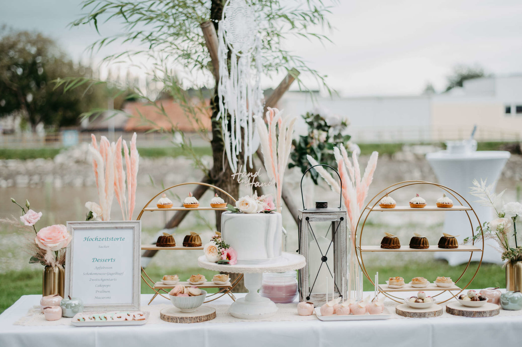 Hochzeit Dessert Tisch von PETIT DESSERTS